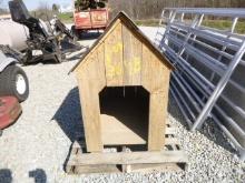 Amish Built Dog House (QEA 6221)